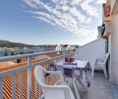 Rogoznica, Apartmenthaus mit sieben Wohneinheiten und Meer- sowie Rogoznica-Blick