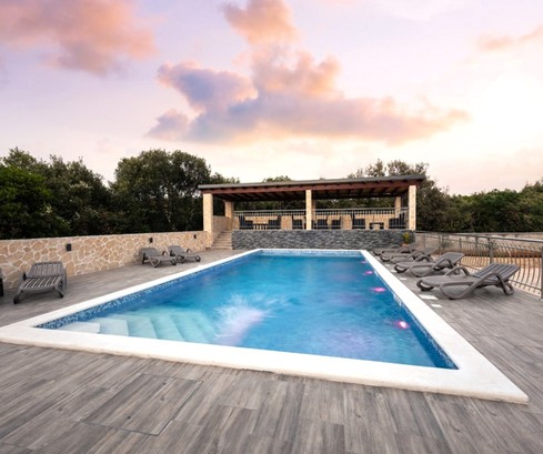 Villa dans la région de Trogir avec 6 appartements à vendre