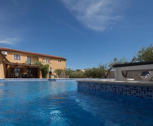 Medulinban eladó apartmanház saját csarnokkal Horvátországban