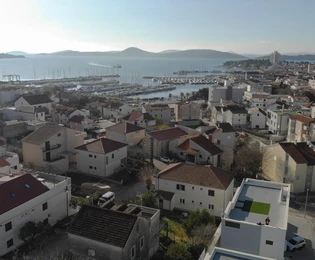 Vodice, NOVOSTAVBA, penthouse se střešní terasou a výhledem na moře, 141,80 m²