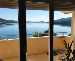 Marina,komforan dvosoban stan 75 m2,prvi red do mora,s parkingom