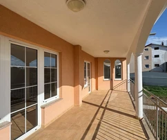 Maison spacieuse à vendre comprenant trois appartements près de la mer en Croatie