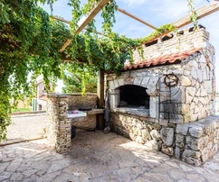 Spaziosa tenuta in vendita a Hvar con vigneto in Croazia