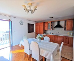 Casa Ciovo con doppia unità con vista sul mare e giardino