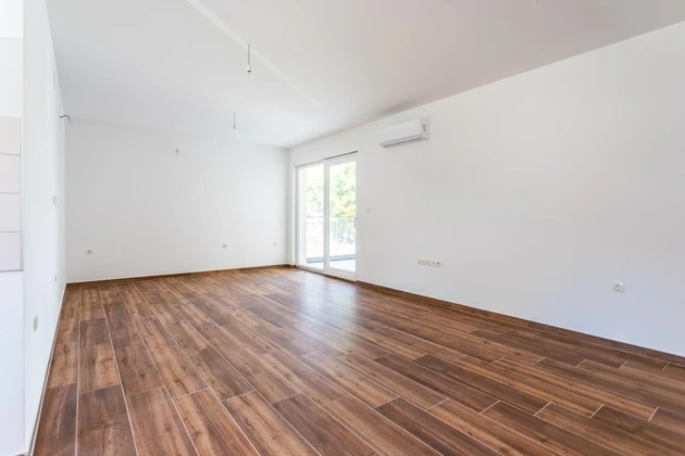 Apartamento de tres dormitorios en venta justo en la costa en Okrug, Croacia