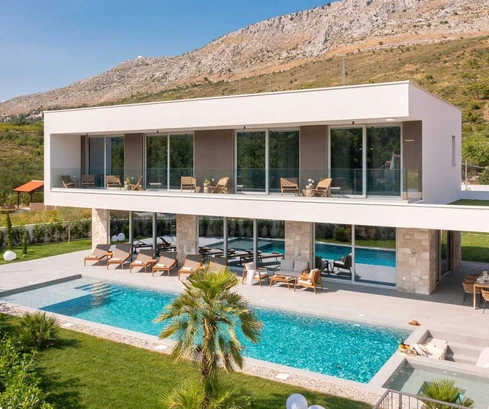 Split - Umgebung | Luxuriöse Villa mit Pool in ruhiger, naturnaher Lage