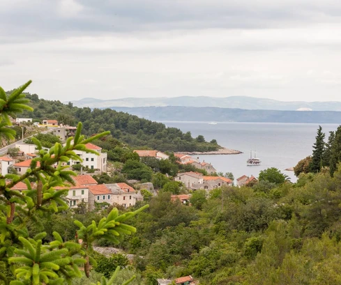 Villa in pietra in vendita a Solta con appartamenti e piscina in Croazia