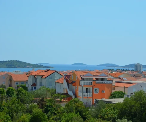 Vodice - Appartamento con tre camere S8 al secondo piano, con vista mare