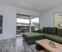 Vir, moderno apartamento de tres habitaciones en planta baja con jardín