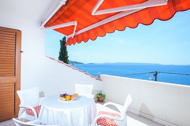 Charmantes Haus in Trogir mit vier Wohnungen in Meeresnähe