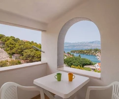 Casa in vendita a Splitska sull'isola di Brač con vista sul mare in Croazia