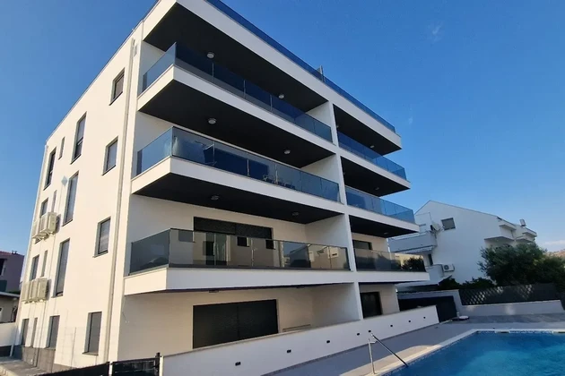 Čiovo, Okrug Gornji, apartamento de dos habitaciones 73 m2 + terraza en la azotea 74 m2, obra nueva