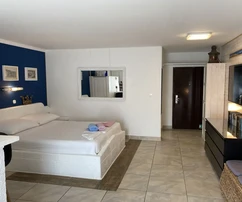 Planta de casa con tres apartamentos, segunda fila al mar!