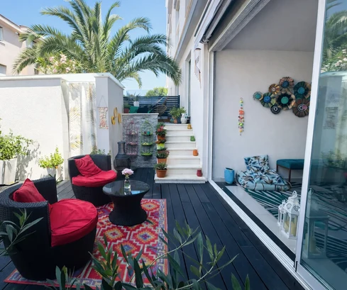 Njivice - apartamento con jardín cerca del mar