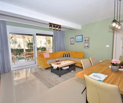 Vodice – appartement meublé de trois pièces avec jardin, à 500 m de la plage