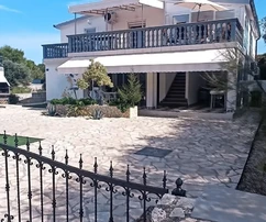 Casa multifamiliar con jardín en el lado sur a 90 metros del mar