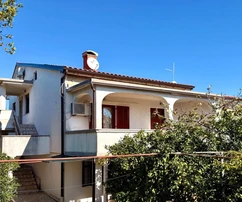 DVOJDŮM SE TŘEMI APARTMÁNY, NA ATRAKTIVNÍM MÍSTĚ, 350 M OD PLÁŽE!