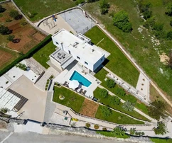 Villa con piscina y terrazas en venta en Trilj, Croacia