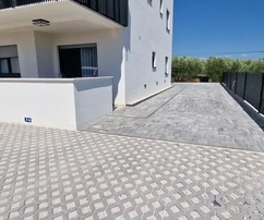 Seget D., 2-Zimmer-Wohnung 69m2 + Garten 99 m2, Neubau, möbliert, Parkplatz