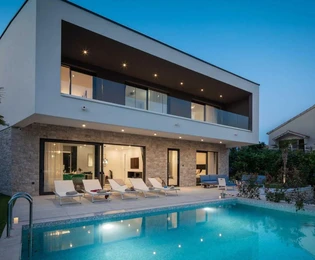 Villa di lusso in vendita a Rogoznica direttamente sul lungomare in Croazia