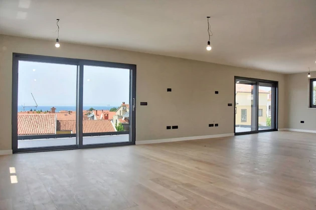 Penthouse im Zentrum von Poreč mit Ausblick zu verkaufen in Kroatien