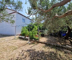 Vir, maison d'appartements avec 3 unités, grand terrain et potentiel pour une piscine près du centre