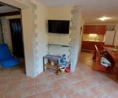 Freistehendes Haus 130 m vom Meer, Omišalj, Insel Krk, 4 Einheiten!