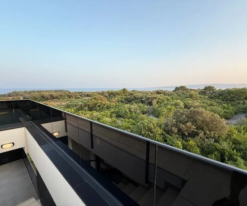 DVOUPODLAŽNÍ APARTMÁN S BAZÉNEM NA STŘEŠE A VÝHLEDEM NA MOŘE, 450 M OD PLÁŽE!