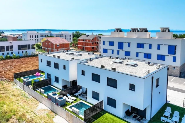 Moderne Doppelhaushälfte mit Pool - Privlak Dalmatien