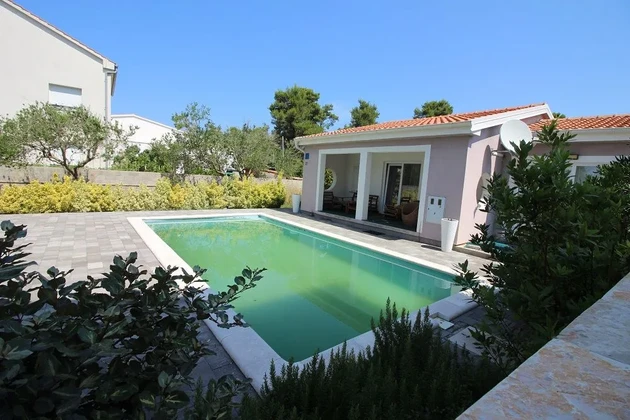 Sótano con un hermoso patio espacioso