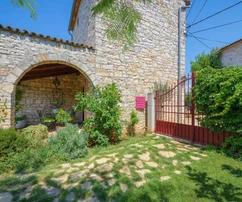 Isztria, Poreč: Felújított kőház medencével