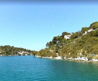 Atraktivna građevinska parcela uz more na otoku Braču na prodaju