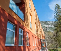 Hotel con clinica medica in vendita a Oprtalj in Croazia