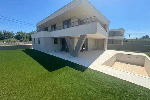 EXCLUSIVE URBAN VILLA WITH POOL, IN QUIET LOCATION!