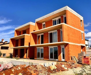 Dvojdom s bazénom na predaj neďaleko Poreča v Chorvátsku