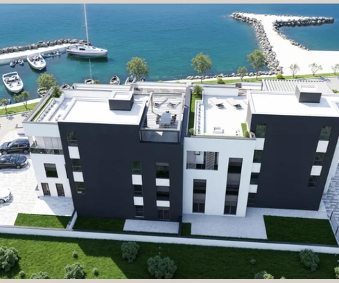 Appartamento con tre camere da letto in vendita proprio sul lungomare di Nona in Croazia