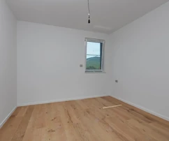 Krk-sziget, Vrbnik, új építésű ingatlanban lévő apartman kerttel, medencével és tengerre néző kilátással