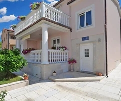 Fažana, Istrien - Apartmenthaus in Strandnähe