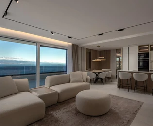 Priestranný štvorizbový byt na predaj s výhľadom na more v Chorvátsku