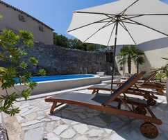 Autentica villa in pietra con piscina in vendita a Tribalj in Croazia