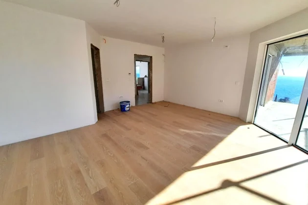 TENGERRE NÉZŐ APARTMAN, 200 M-RE A PARTTÓL!