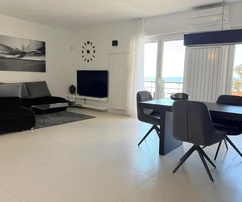 Crikvenica, dům se čtyřmi apartmány, bazénem, zavedeným turistickým pronájmem s výhledem na moře