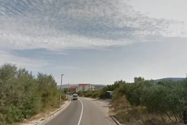 Trogir, Plano, działka budowlana 1000 m2, droga, prąd i woda w pobliżu,