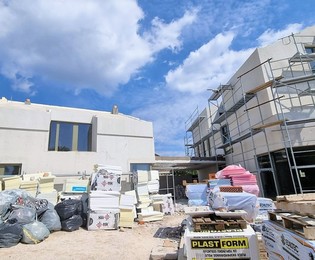 Moderná vila na Brači – priestranný dom s bazénom na predaj