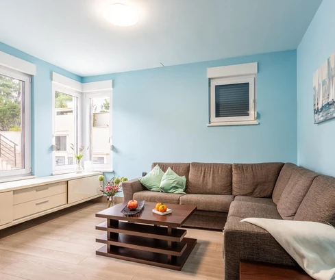 Kétszobás lakás udvarral eladó Podstranán Horvátországban