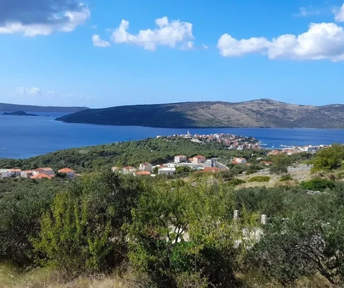 Seget G., 749 m2-es építési telek tengerre néző kilátással, 1 km-re a tengertől