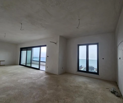 Négy szobás lakás eladó tengerre néző kilátással Opatijában Horvátországban