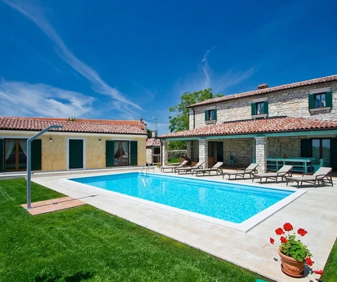 Tinjanban modern, kőből épült villa medencével eladó Horvátországban