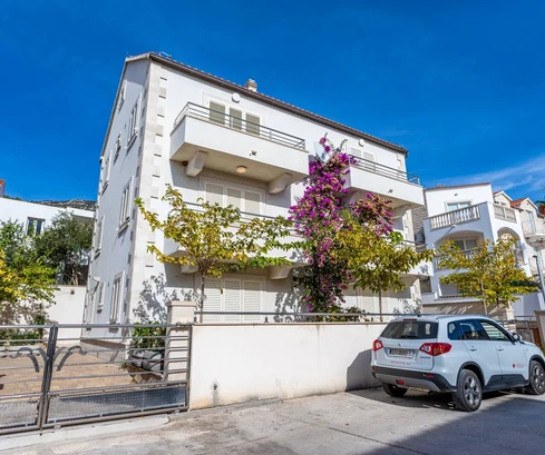 Samostatne stojaci dom na ostrove Brač v meste Bol s bytmi na predaj v Chorvátsku