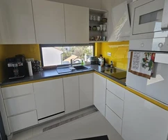 Penthouse tetőterasszal és tengerre néző kilátással, 250 m-re a strandtól!